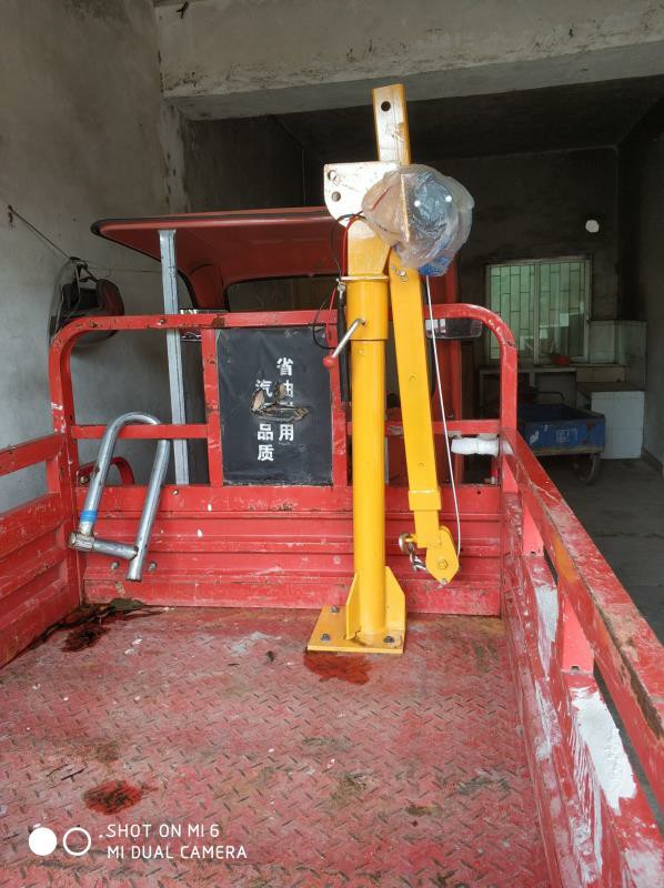 車載小吊機(jī)安裝在電動(dòng)車上