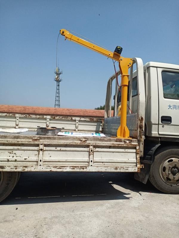 車載吊機(jī)在卡車上使用